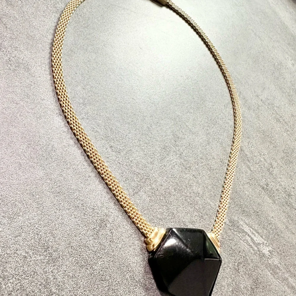 Vintage Crown Trifari Gold Tone Mesh With A Black Acrylic Pendant Necklace - Picture 3 of 7